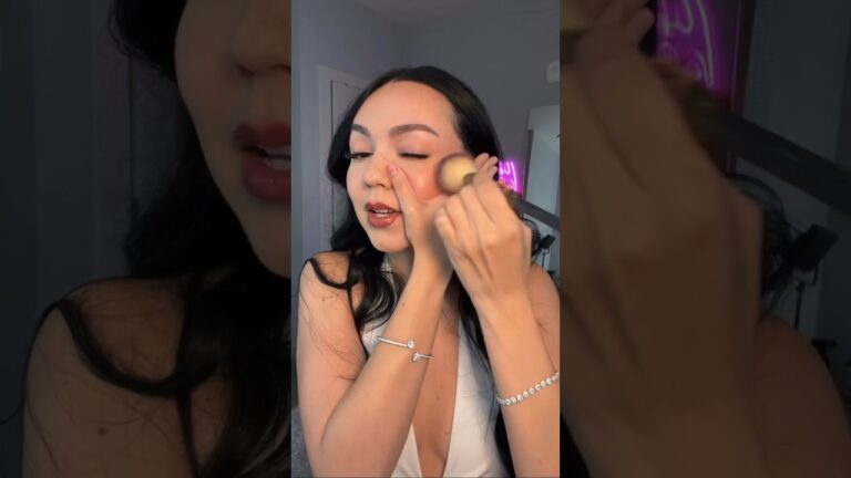 causar rubor a una persona