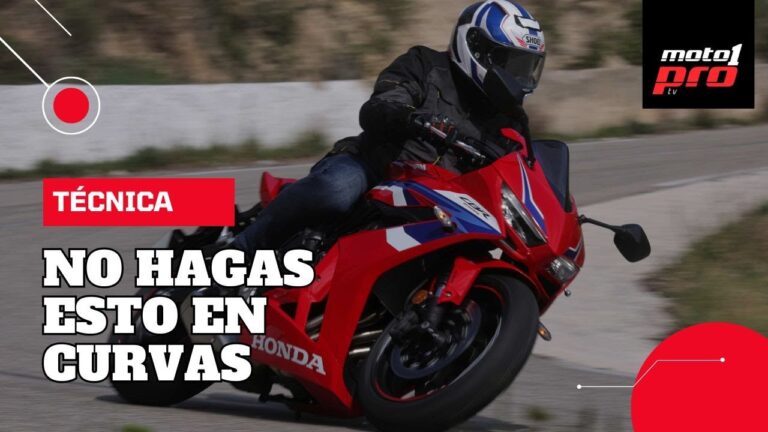 conducir con los codos abiertos origina