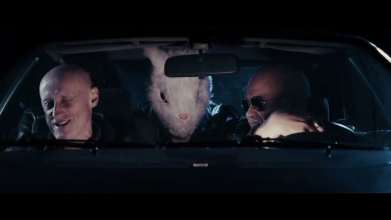 hay un tipo dentro del espejo