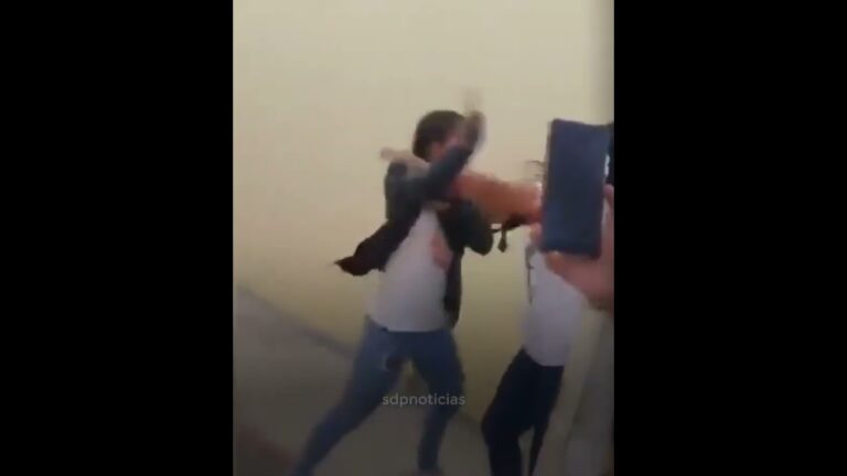 mujer descubre a su marido con otro hombre