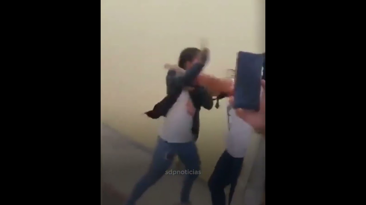 mujer descubre a su marido con otro hombre