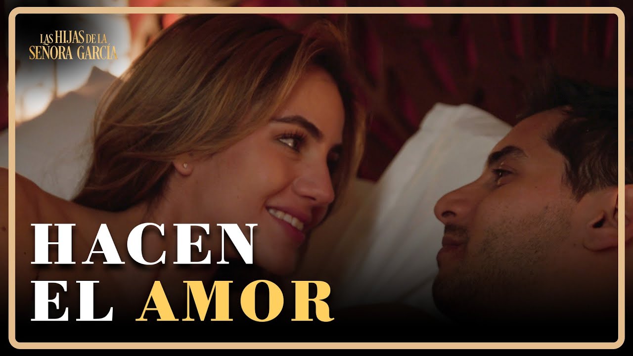 pareja hacen el amor en el mar
