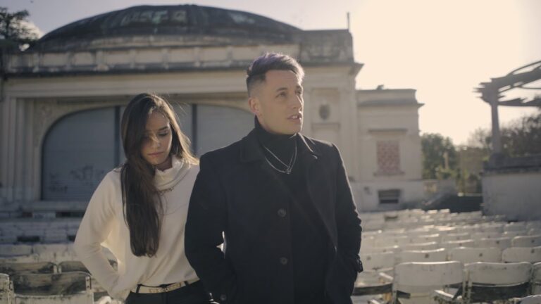 te tengo al lado y me siento solo