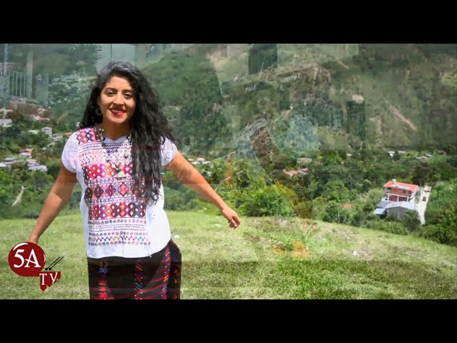 un hombre llora por una mujer