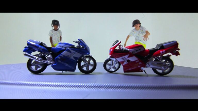 una mano en la cabeza y la otra adelante