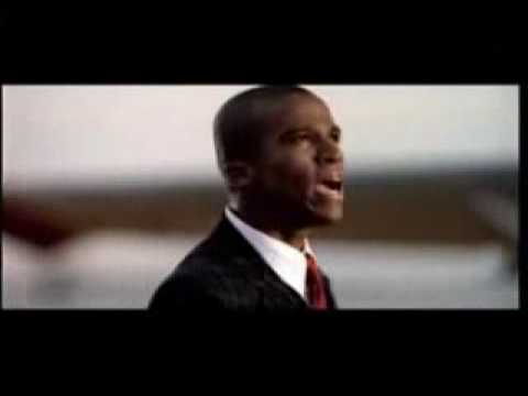 vives dentro de mi pecho y vivo recordando